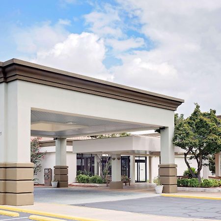 Days Inn By Wyndham Montgomery Near Aum מראה חיצוני תמונה