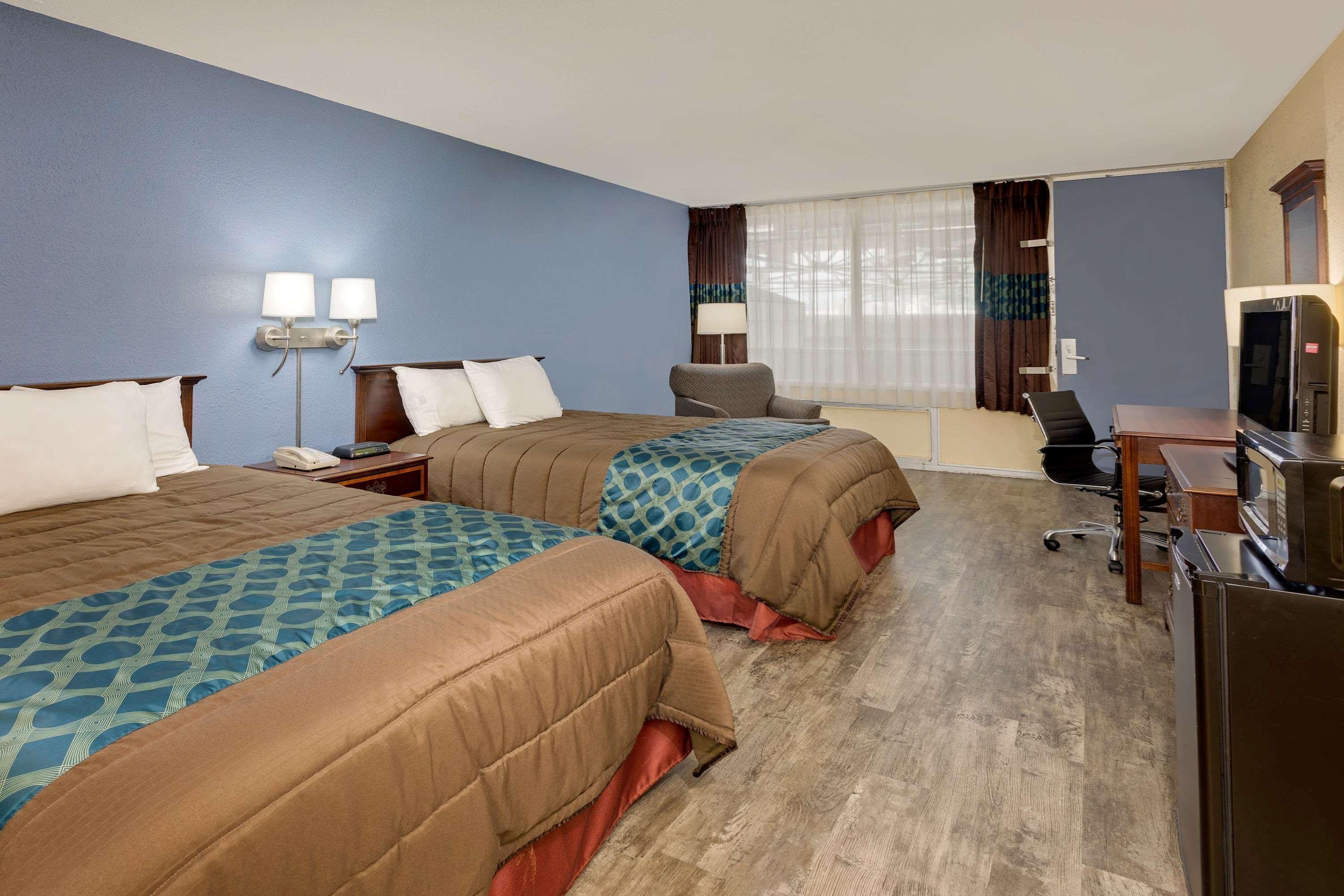 Days Inn By Wyndham Montgomery Near Aum מראה חיצוני תמונה