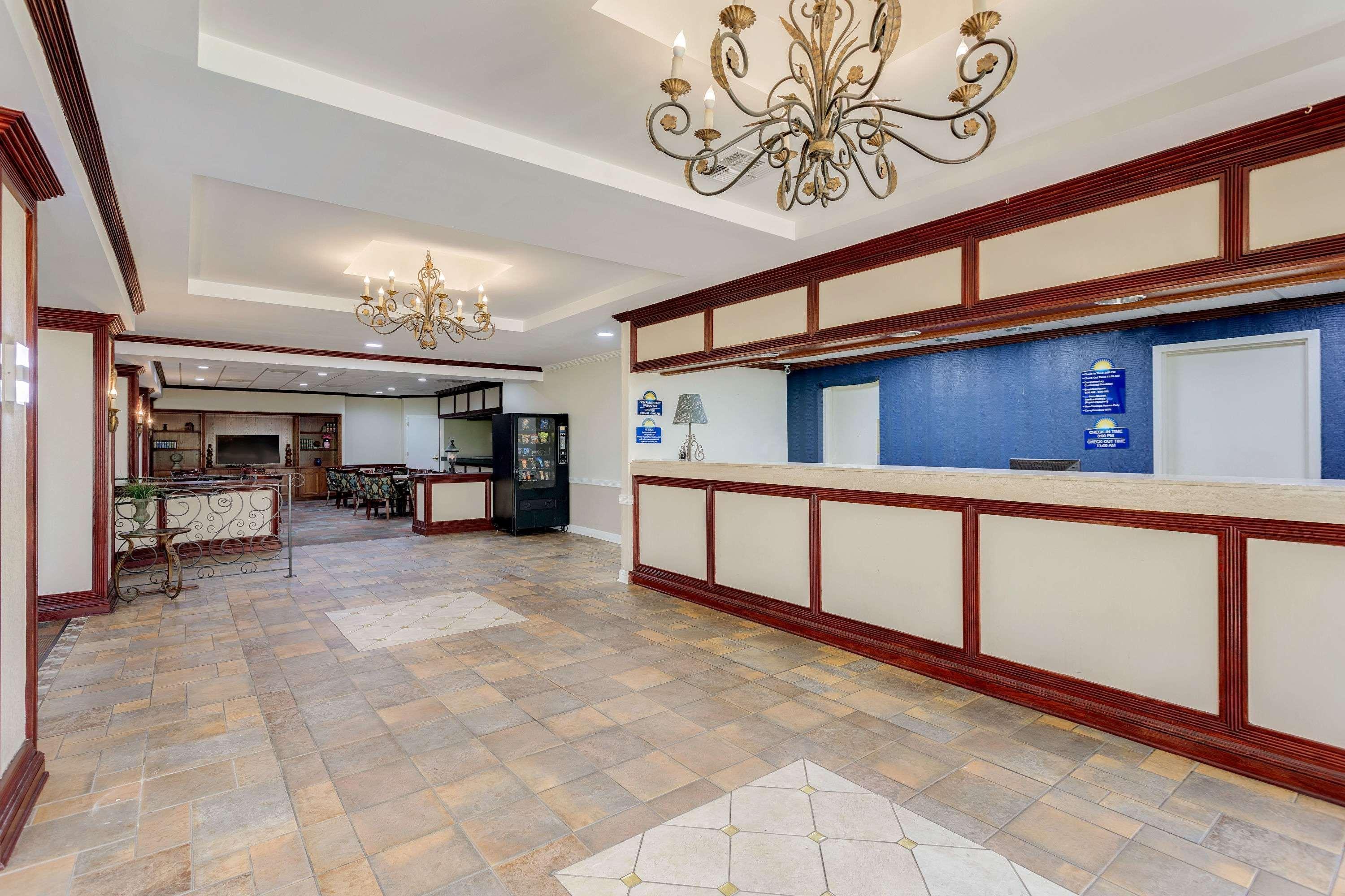 Days Inn By Wyndham Montgomery Near Aum מראה חיצוני תמונה