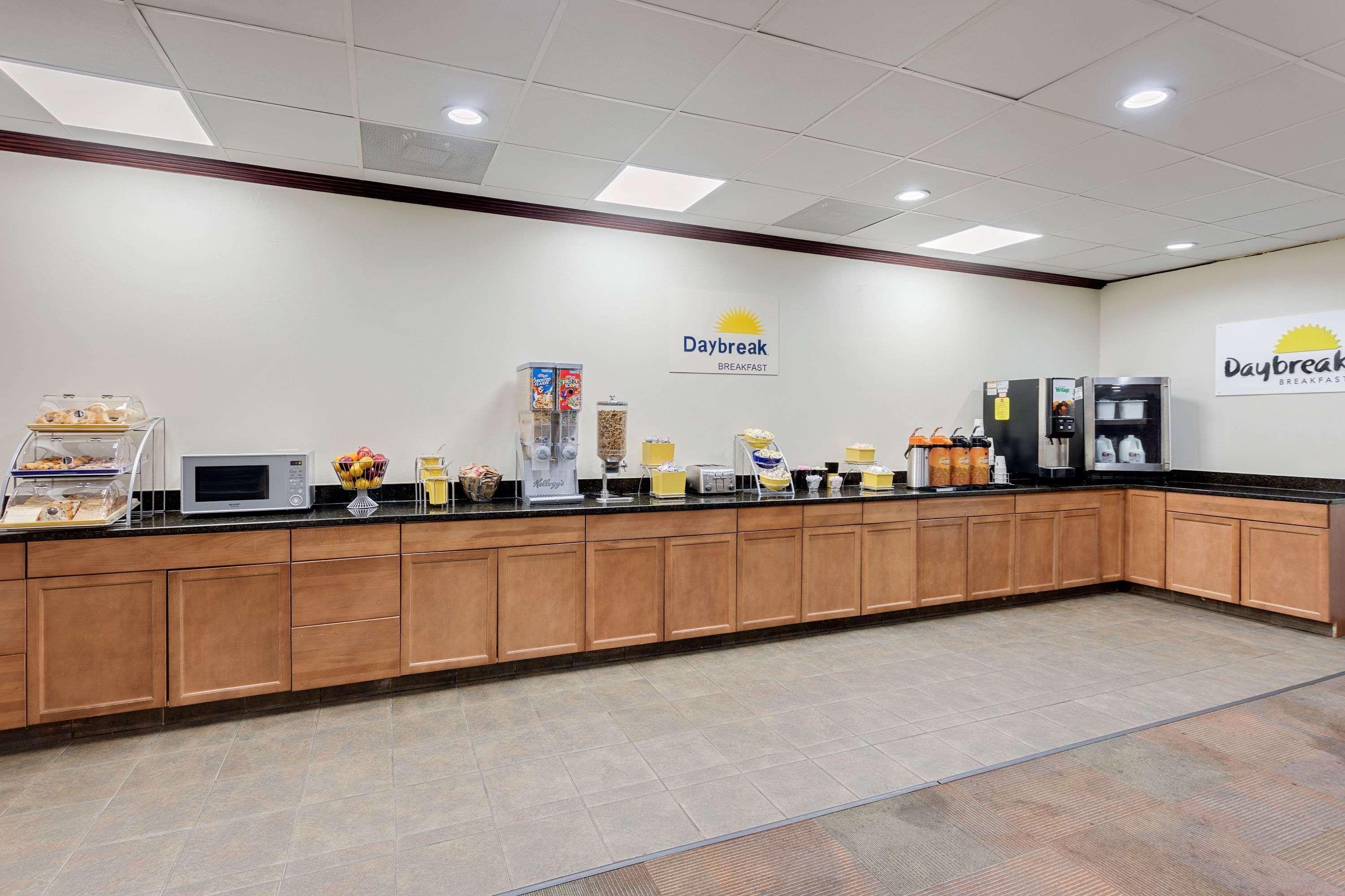 Days Inn By Wyndham Montgomery Near Aum מראה חיצוני תמונה