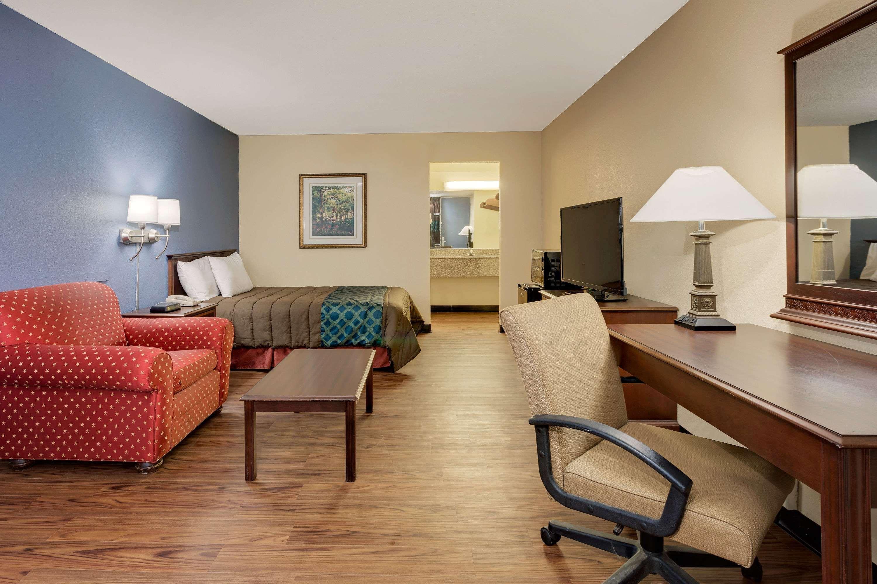 Days Inn By Wyndham Montgomery Near Aum מראה חיצוני תמונה