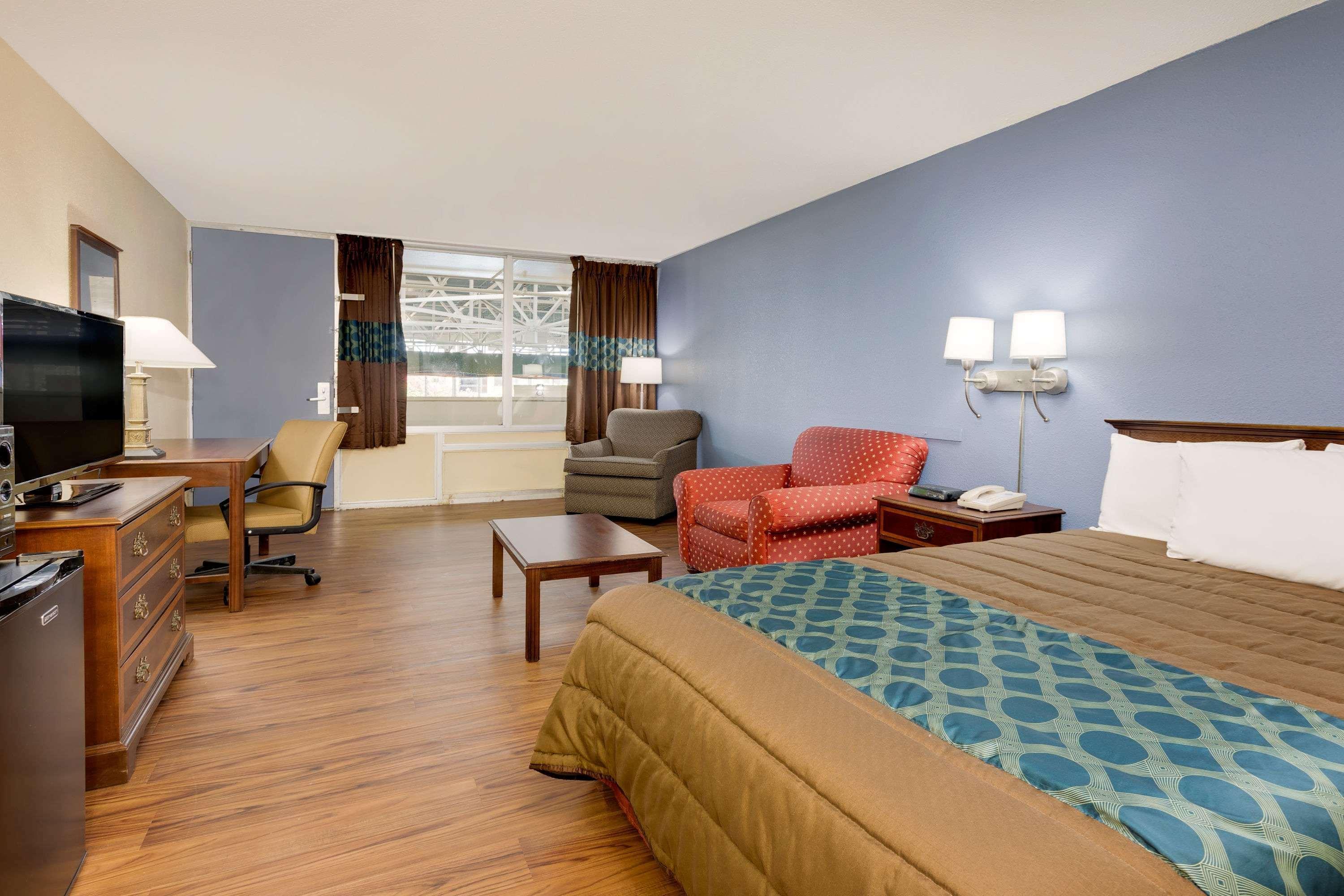 Days Inn By Wyndham Montgomery Near Aum מראה חיצוני תמונה