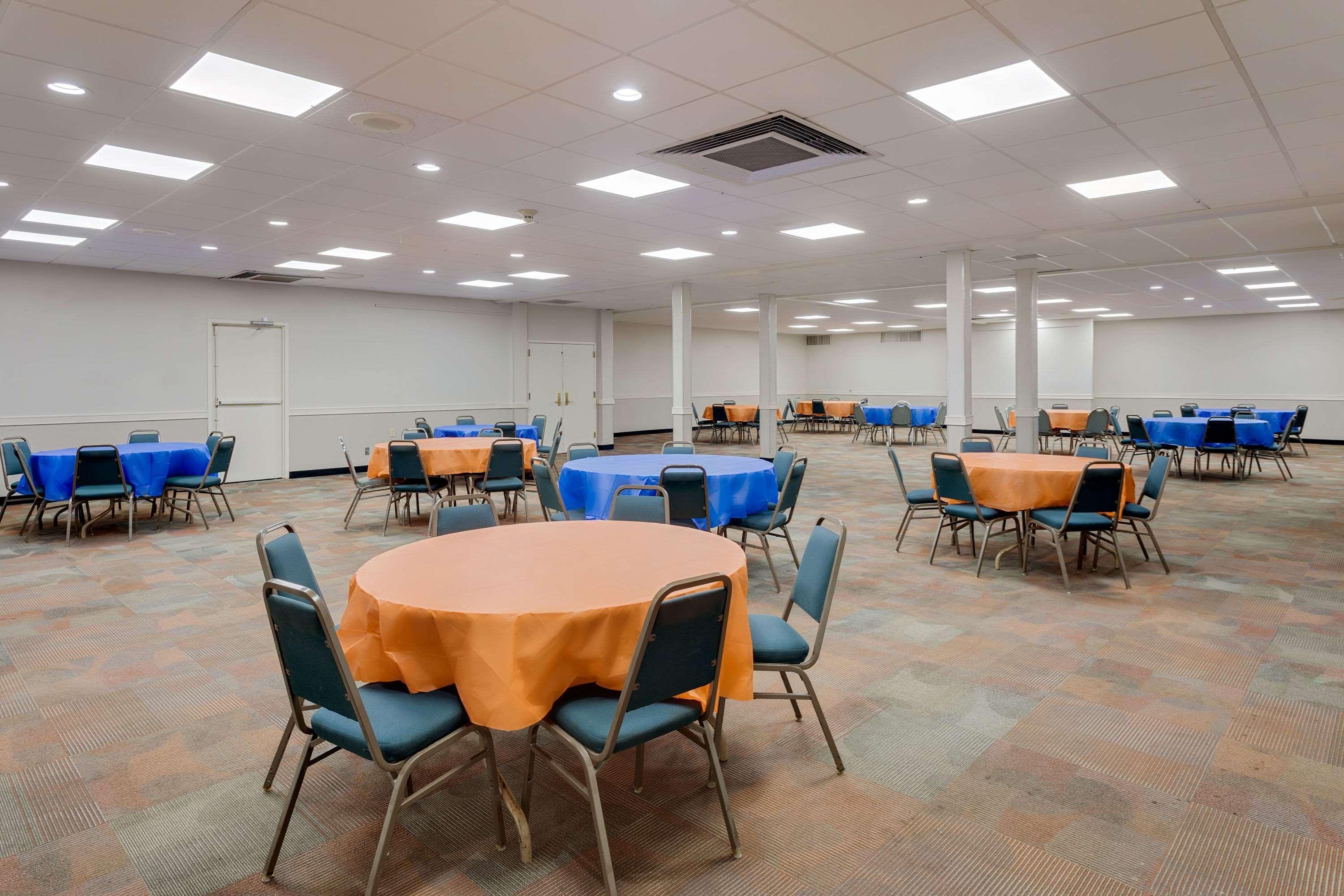 Days Inn By Wyndham Montgomery Near Aum מראה חיצוני תמונה