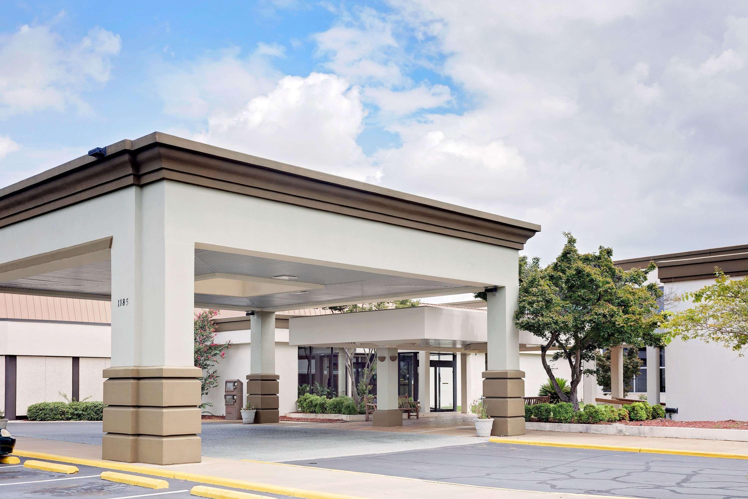 Days Inn By Wyndham Montgomery Near Aum מראה חיצוני תמונה