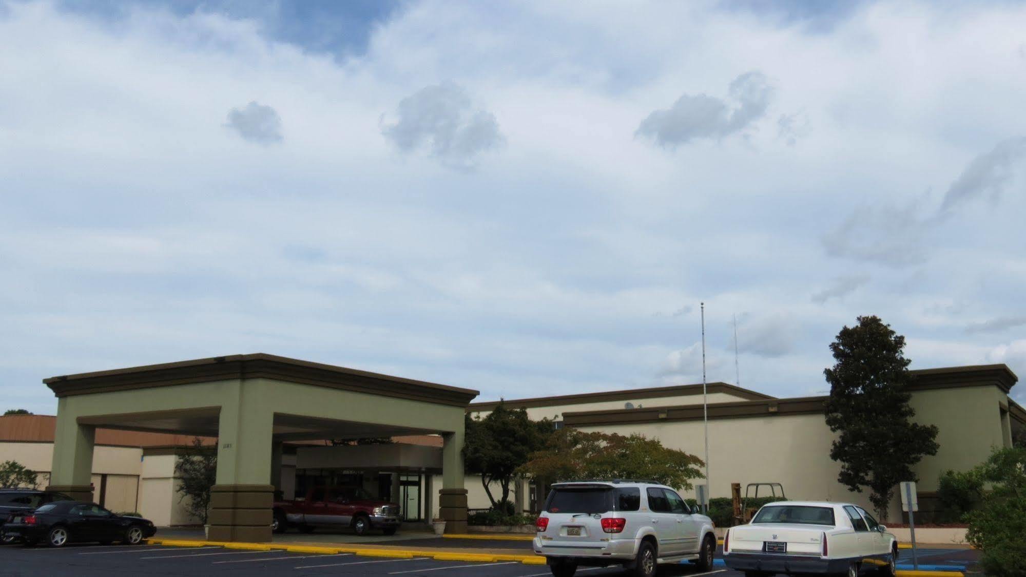 Days Inn By Wyndham Montgomery Near Aum מראה חיצוני תמונה