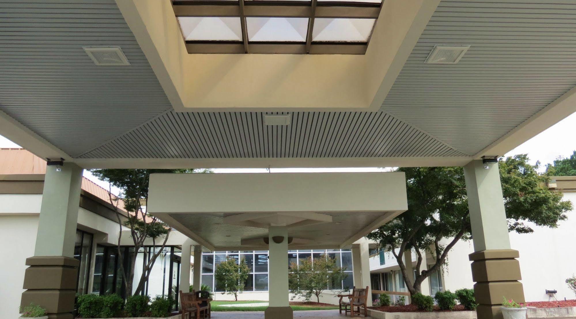 Days Inn By Wyndham Montgomery Near Aum מראה חיצוני תמונה