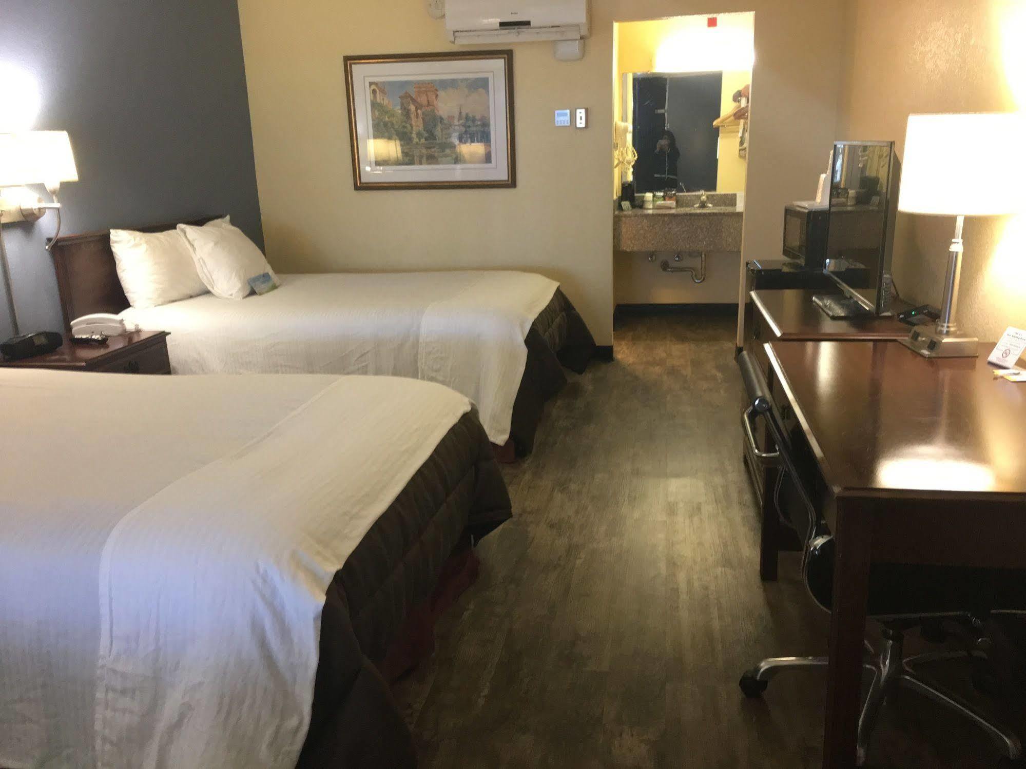Days Inn By Wyndham Montgomery Near Aum מראה חיצוני תמונה