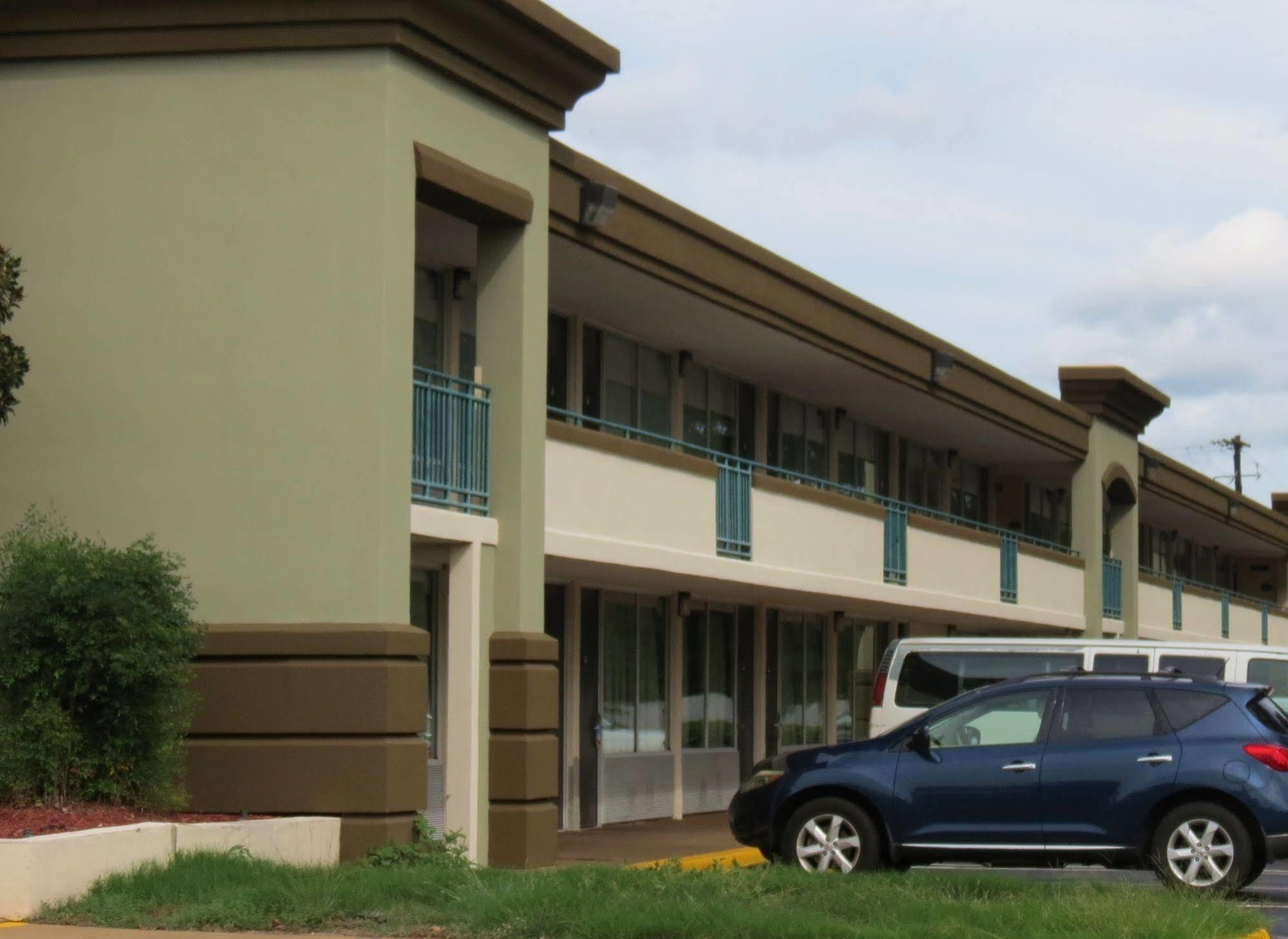 Days Inn By Wyndham Montgomery Near Aum מראה חיצוני תמונה