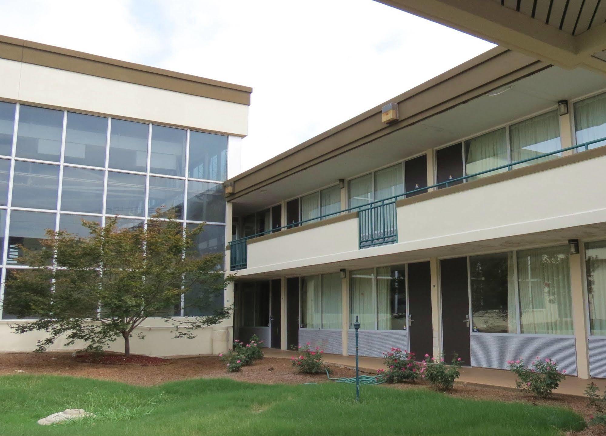 Days Inn By Wyndham Montgomery Near Aum מראה חיצוני תמונה