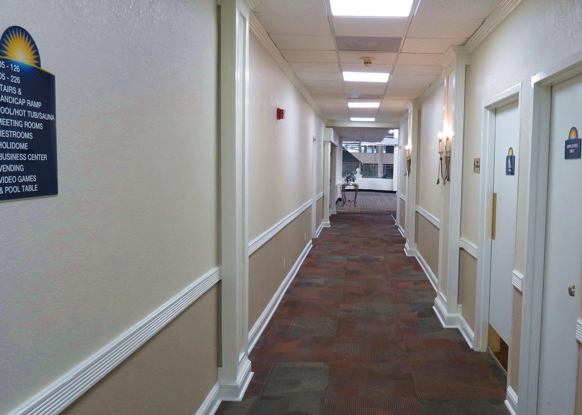 Days Inn By Wyndham Montgomery Near Aum מראה חיצוני תמונה