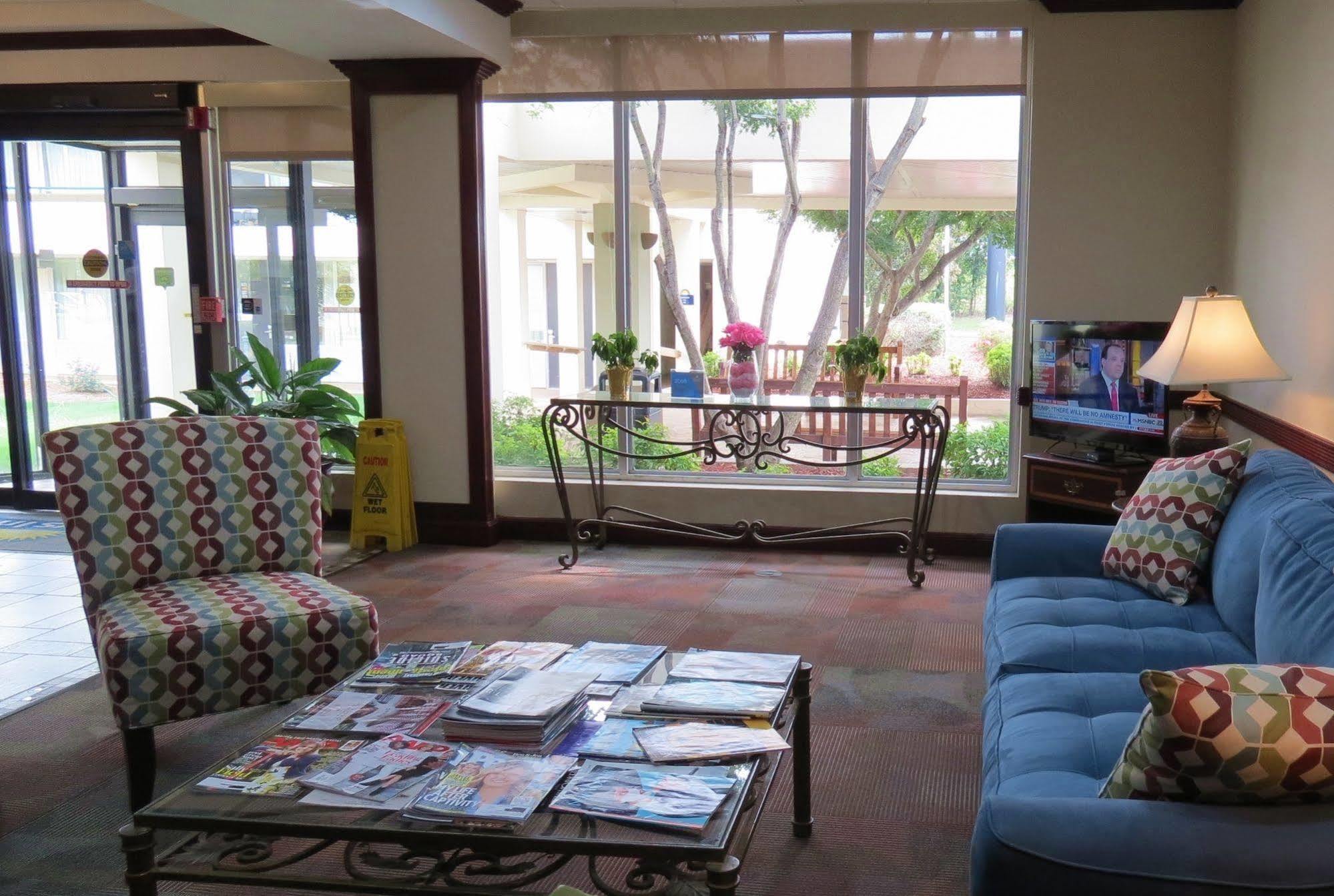 Days Inn By Wyndham Montgomery Near Aum מראה חיצוני תמונה