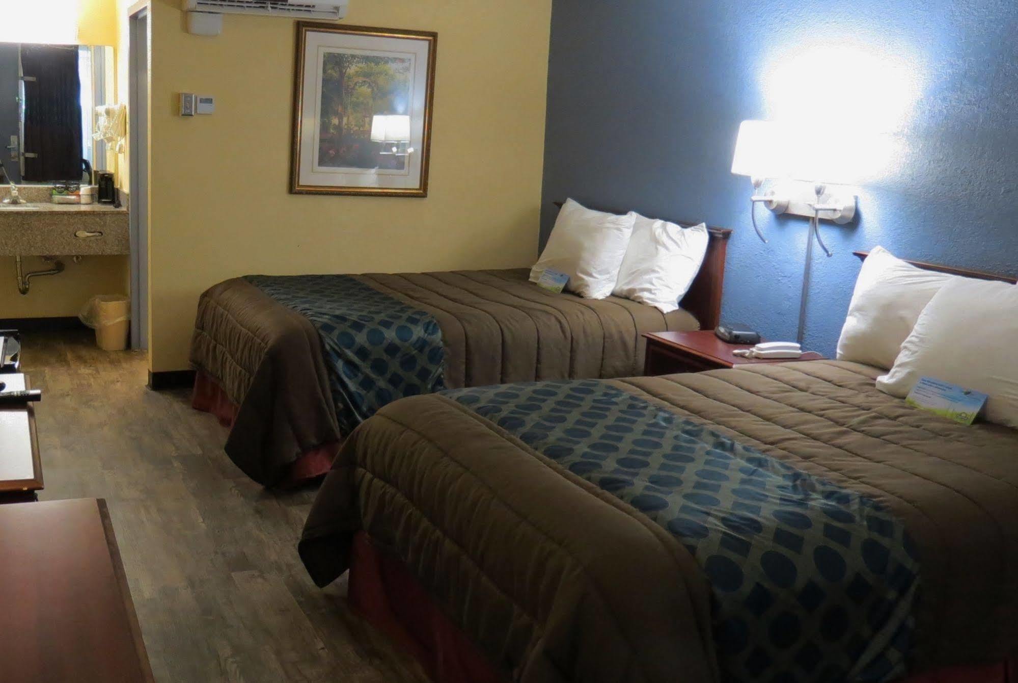 Days Inn By Wyndham Montgomery Near Aum מראה חיצוני תמונה