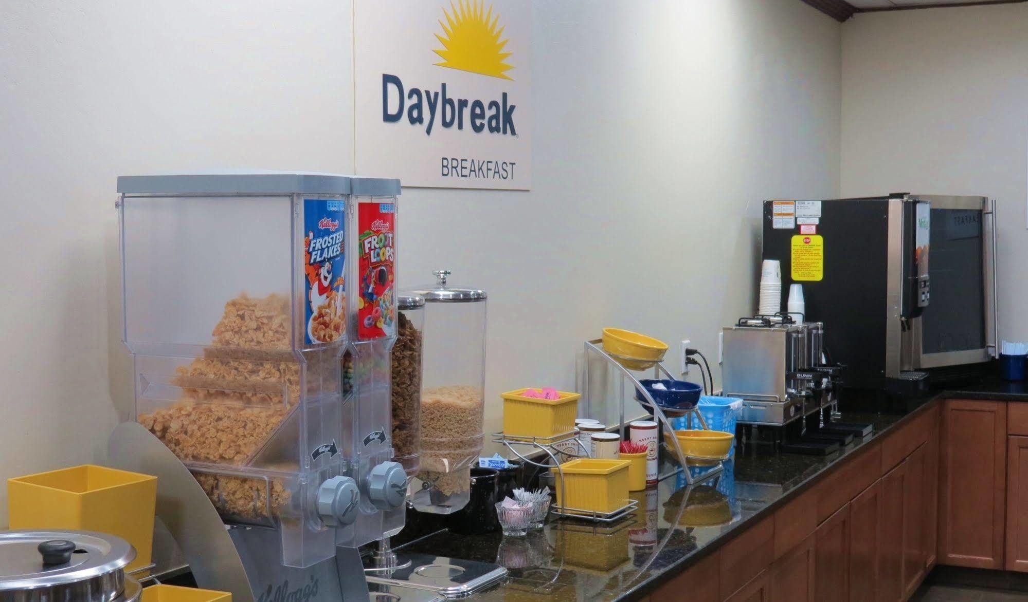 Days Inn By Wyndham Montgomery Near Aum מראה חיצוני תמונה
