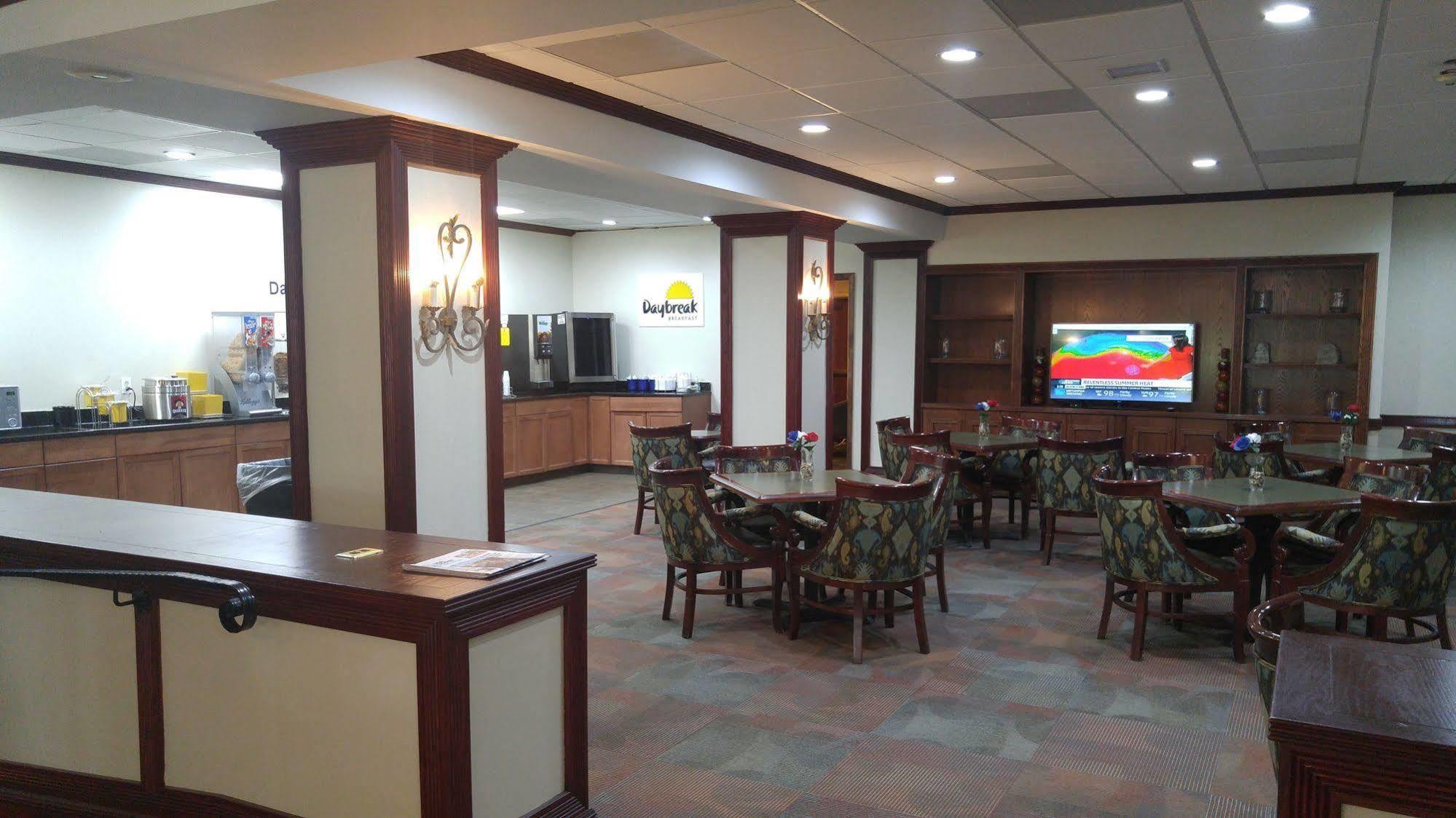 Days Inn By Wyndham Montgomery Near Aum מראה חיצוני תמונה