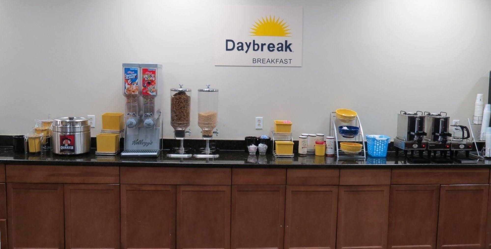 Days Inn By Wyndham Montgomery Near Aum מראה חיצוני תמונה